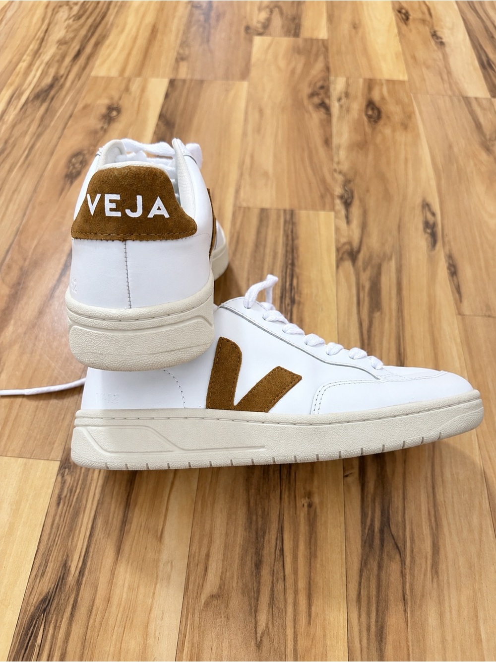 VEJA V-12 Sneakers – Women’s US 4 -EU 35